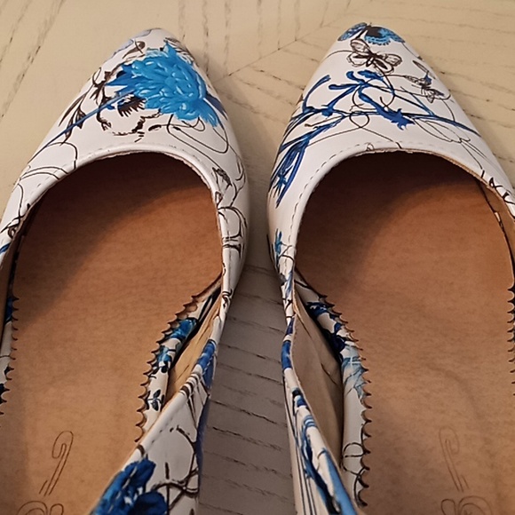 Lady's High Heels. Pointed Toe. Flower and Butterflies Pattern. Very Clean. - Picture 13 of 16